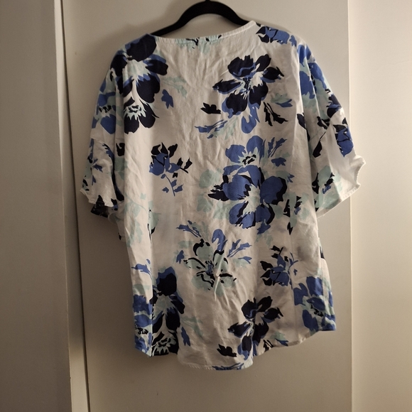 Ellen Tracy Women's Blue and White Linen Floral Blouse - Picture 2 of 7